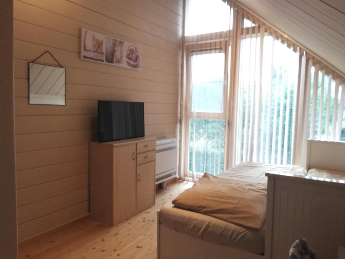 Maison 3 Chambres A 200 M De La Plage Des Lacs De L Eau D Heure Froidchapelle Ngoại thất bức ảnh